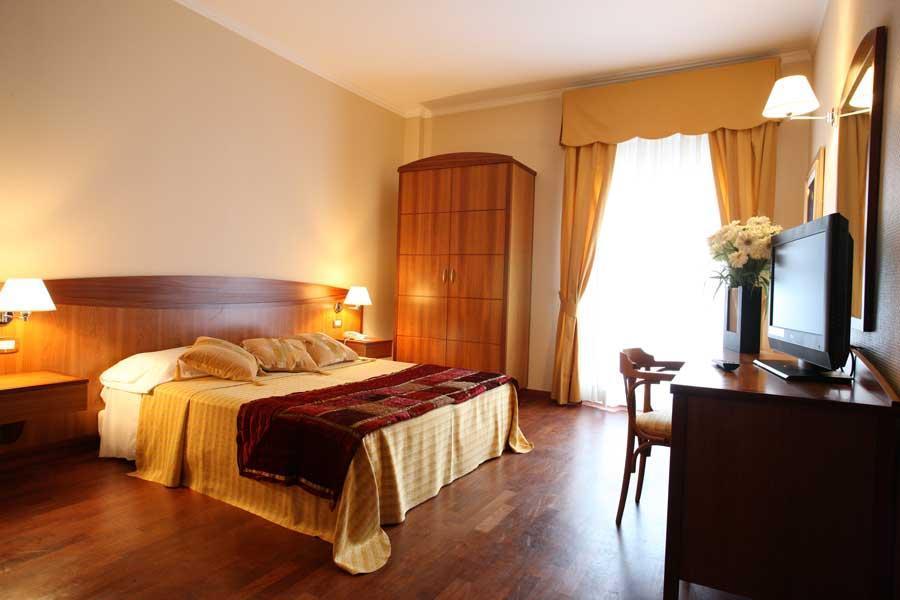 Hotel Cavaliere Ночі Номер фото