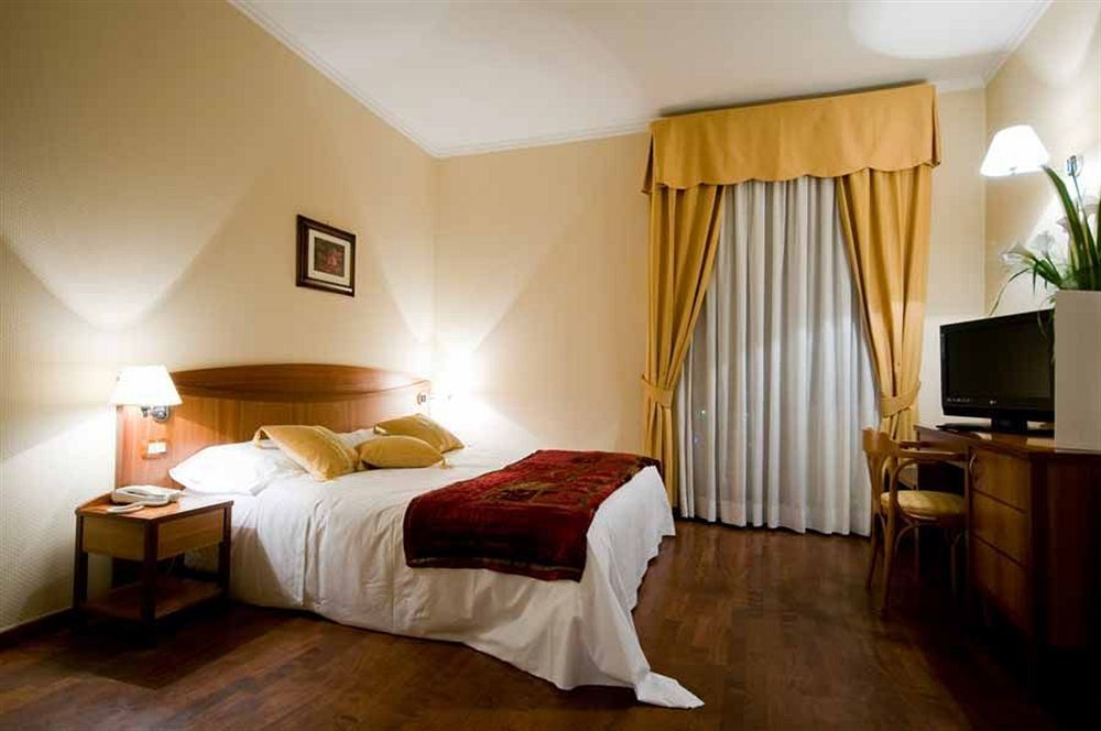 Hotel Cavaliere Ночі Екстер'єр фото