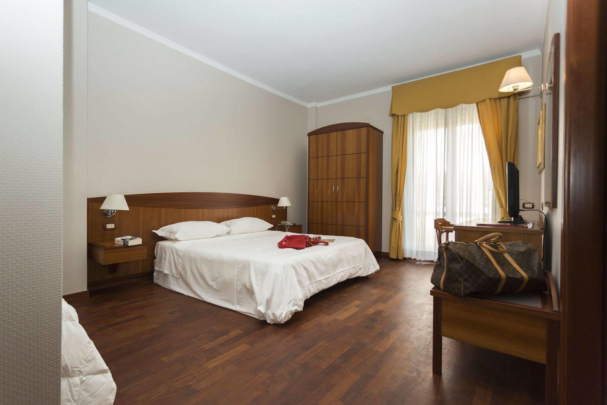 Hotel Cavaliere Ночі Екстер'єр фото