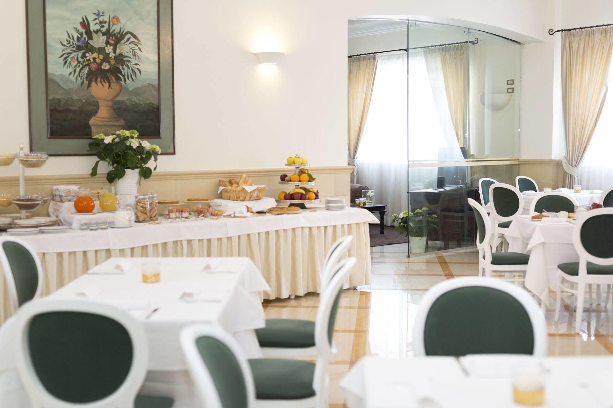 Hotel Cavaliere Ночі Екстер'єр фото