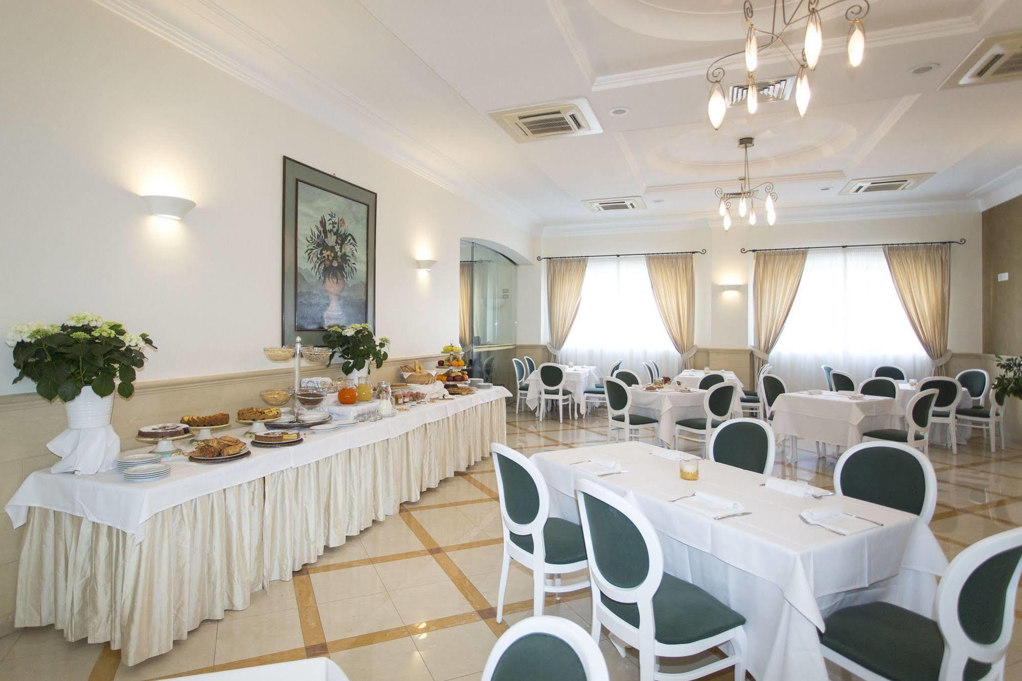 Hotel Cavaliere Ночі Екстер'єр фото