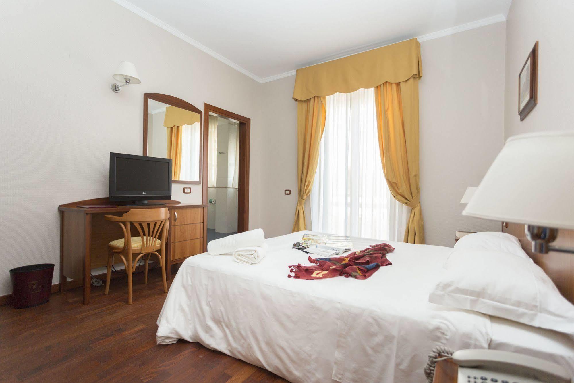 Hotel Cavaliere Ночі Екстер'єр фото