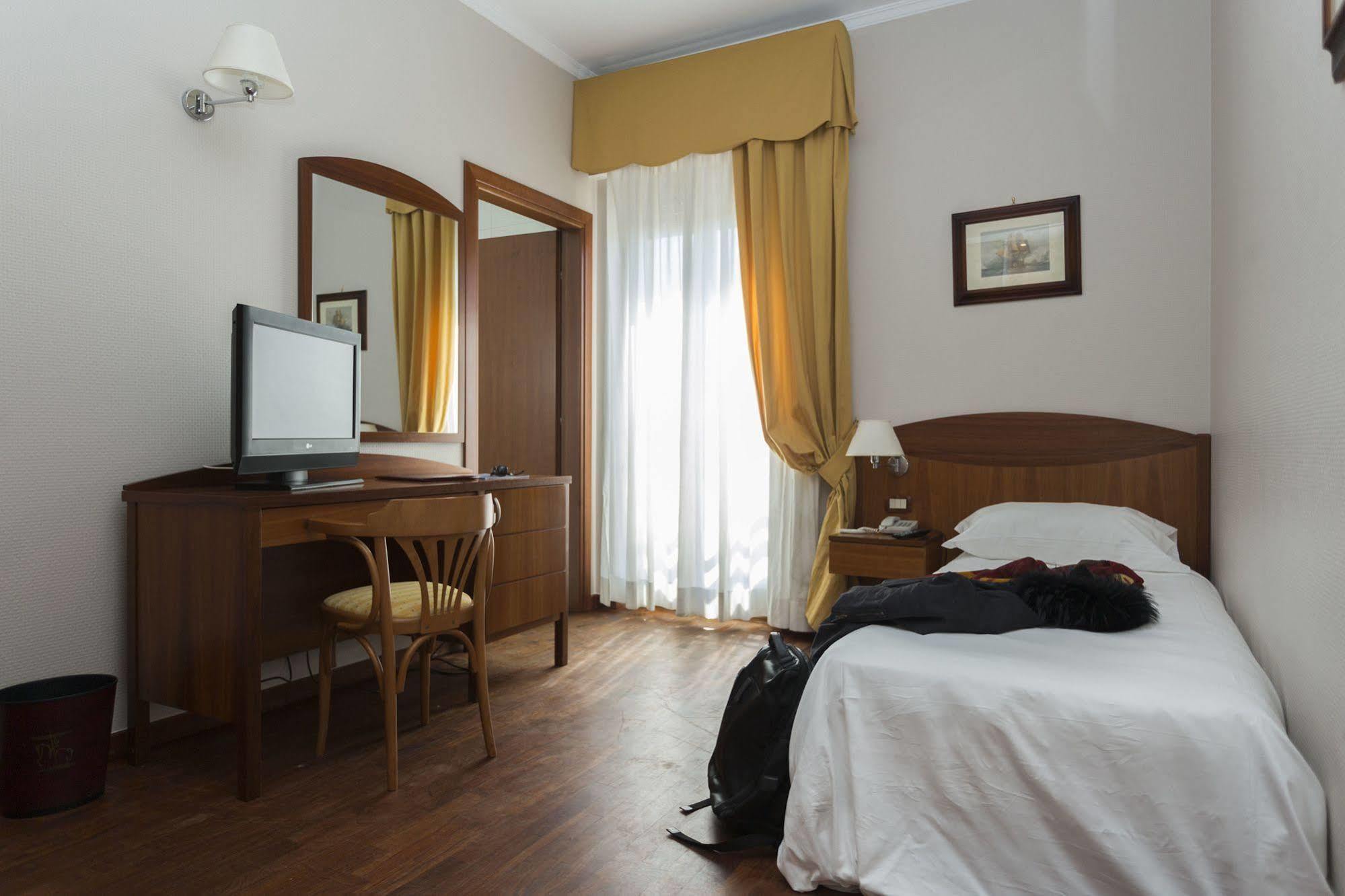 Hotel Cavaliere Ночі Екстер'єр фото