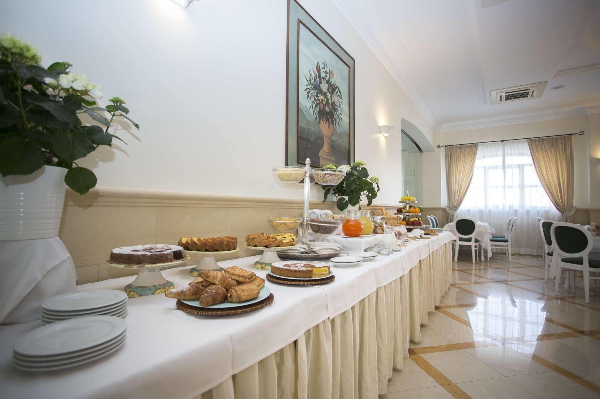 Hotel Cavaliere Ночі Екстер'єр фото