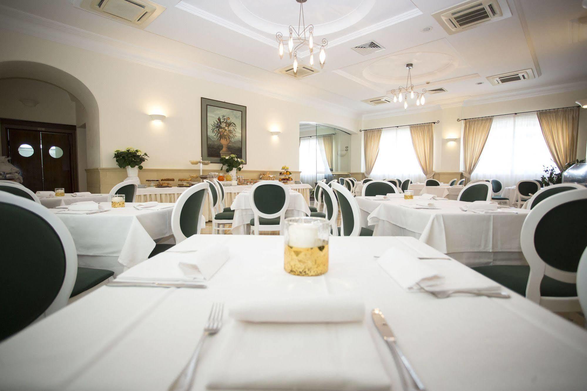 Hotel Cavaliere Ночі Екстер'єр фото