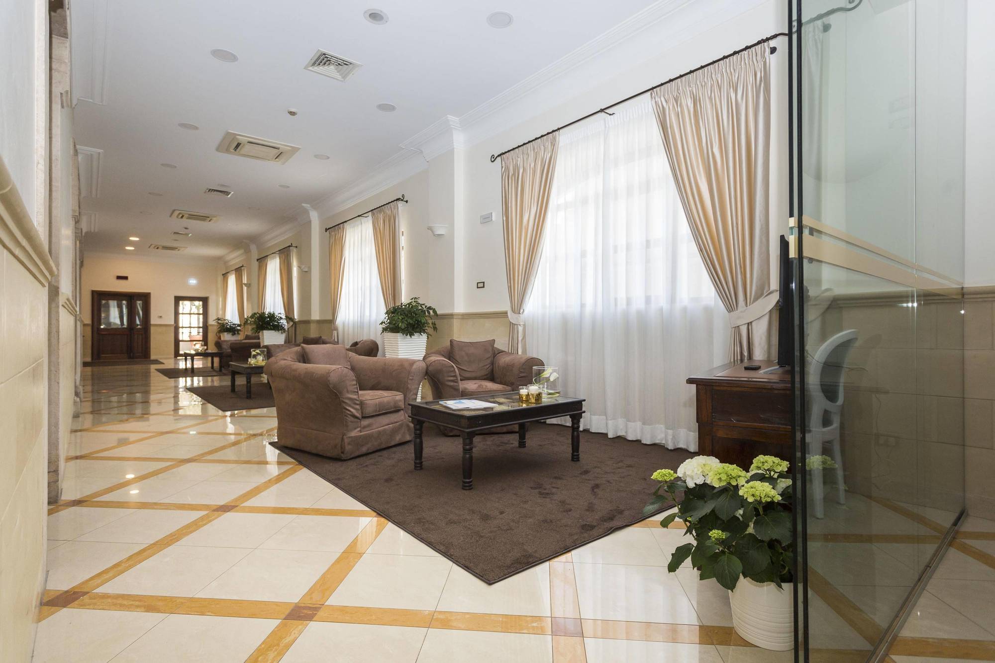 Hotel Cavaliere Ночі Екстер'єр фото