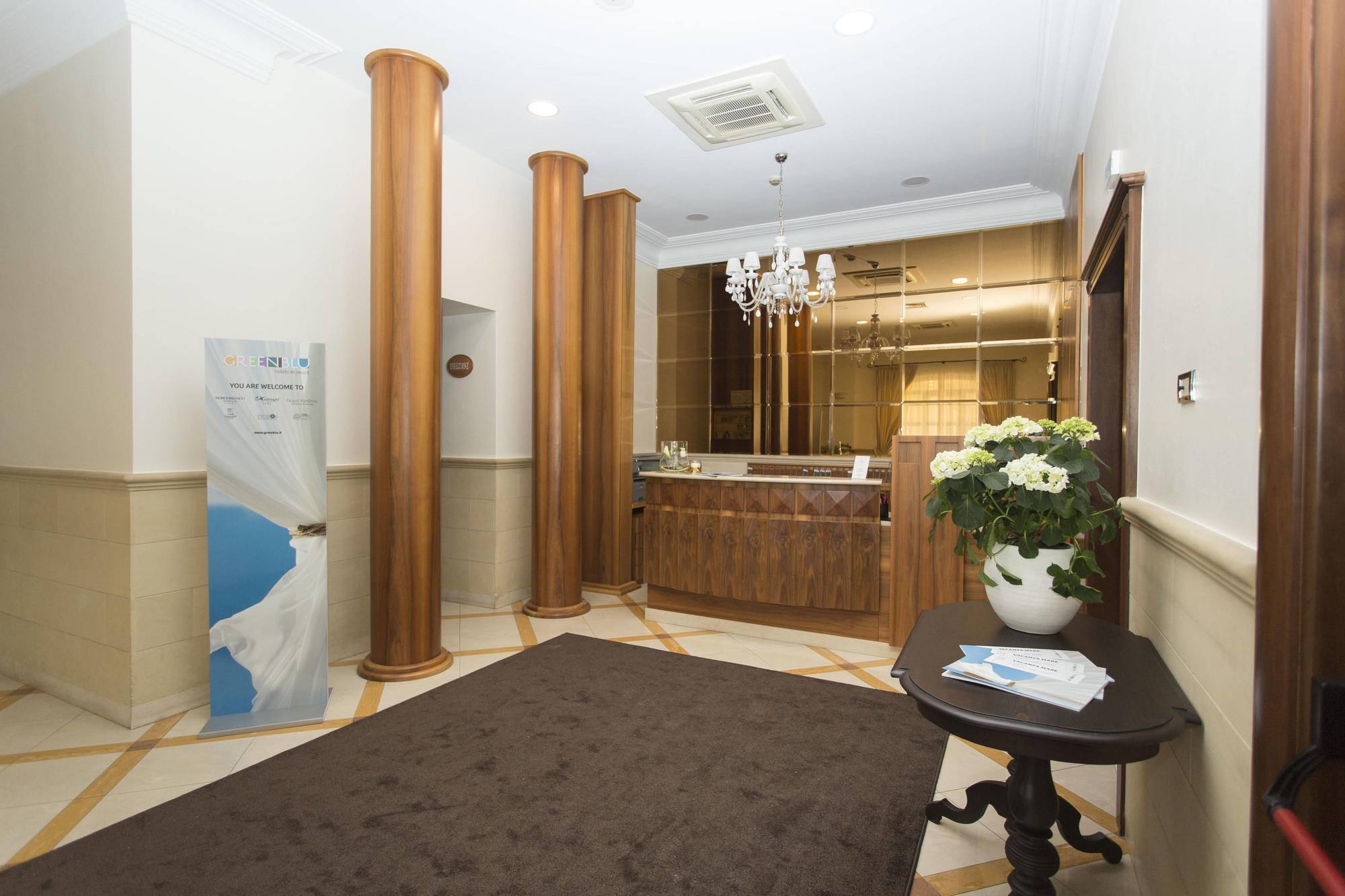 Hotel Cavaliere Ночі Екстер'єр фото
